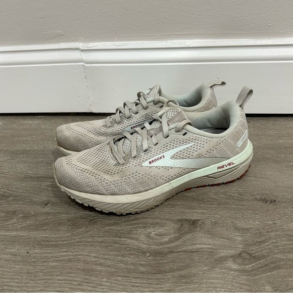 Brooks Running Women’s Revel 6 Light Grey Athletic Performance Sneaker Size 7.5 - Picture 2 of 9